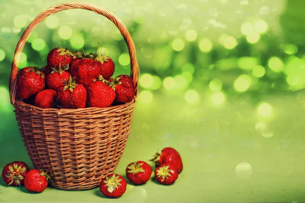 Fraises juteuses dans un panier en bois — Photo