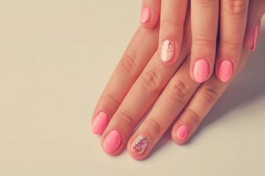 El üzerinde pembe manikür.