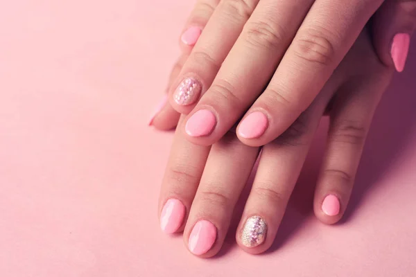 Manicure rosa na mão feminina . — Fotografia de Stock