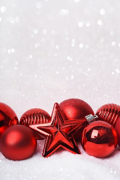 Beyaz üzerine kırmızı Noel Baubles — Stok fotoğraf