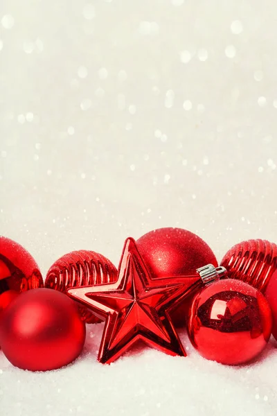 Rojo Navidad adornos en blanco —  Fotos de Stock