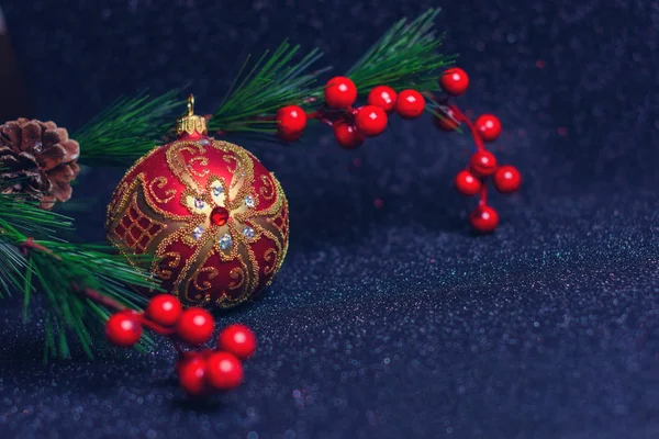 Κομψό κόκκινο στολίδι. Χριστουγεννιάτικο φόντο — Φωτογραφία Αρχείου
