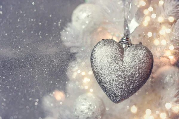 Closeup ของรูปหัวใจ bauble แขวนจากต้นคริสต์มาสตกแต่ง . — ภาพถ่ายสต็อก