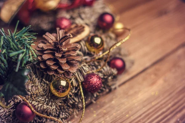 Koyu ahşap tahta üzerinde dekorasyon ile Noel köknar ağacı — Stok fotoğraf
