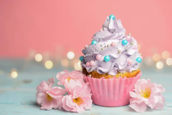 Mycket Välsmakande Tittar Pinky Cupcake — Stockfoto