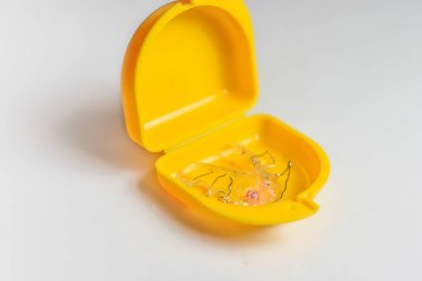 Diş düzeltme için mobil ortodontik cihaz.