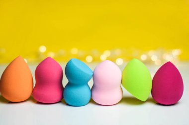 Sünger farklı şekillerde renkli makyaj