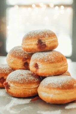 Donut jöle ve şeker tozu ile