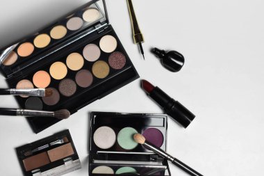 Fırçalar ve makyaj ürünleri oluşturan. Düz Lay