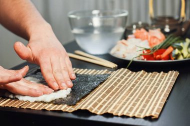 Şef Aşçı yapım suşi