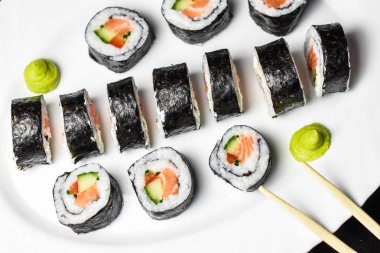 Taze yapılmış suşi ayarla somon, karides, wasabi ile.