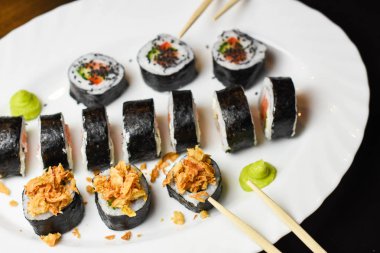 Taze yapılmış suşi ayarla somon, karides, wasabi ile.