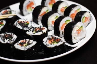 Taze yapılmış suşi ayarla somon, karides, wasabi ile.