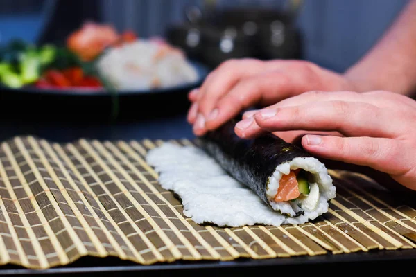 Chef Cozinheiro Fazendo Sushi Fotografia De Stock