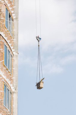 Yeni bir çok katlı inşaat içinde modern bir şehir evleri.