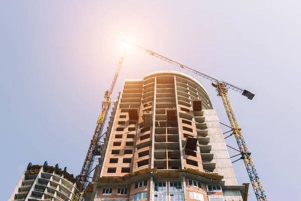 Yeni bir çok katlı inşaat içinde modern bir şehir evleri.