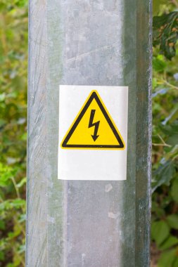 Metal duvarlara işareti tehlikeli voltaj