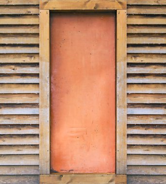 Eski paslı kapı ahşap bir evde. Düzen. Doku