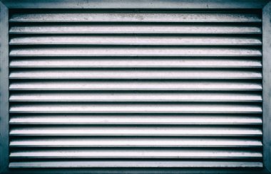 Binanın üzerinde yüklü ızgara dışında