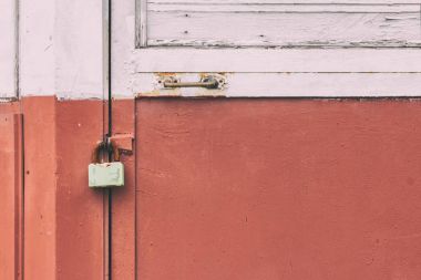 Eski paslı kapı ahşap bir evde. Düzen. Doku