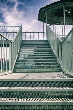 Modern cezaevi. Sokakta bir metal merdiven