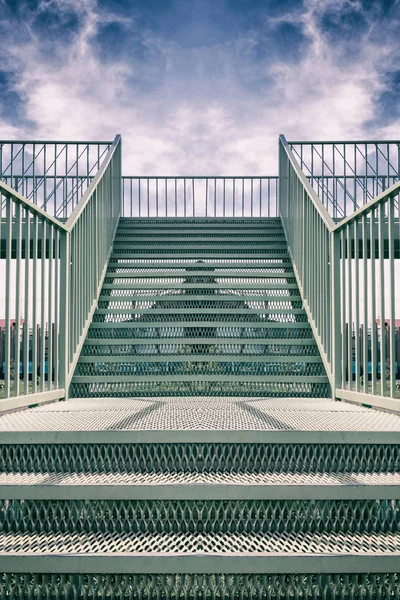近代的刑務所。路上で金属製の階段 — ストック写真