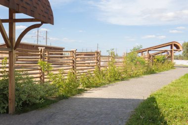 Boş bir hayvanat bahçesi. Hayvanlar için ülke yazlık manzara