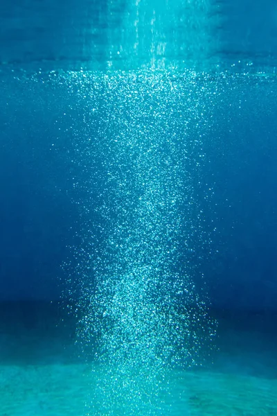 denizin içinde hava kabarcıkları. su altında