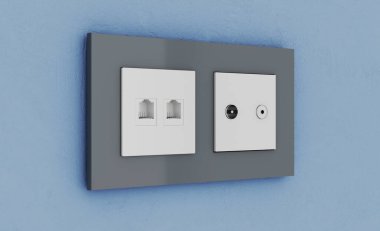 Elektrik, ethernet, kablo veya uydu TV bağlantıları ve elektrik düğmesi olan çoklu soket duvar prizi.