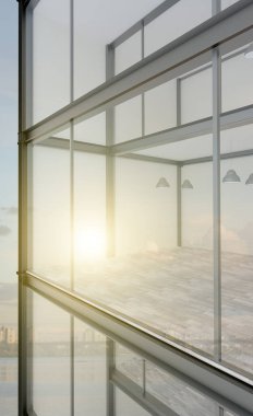 Bir iş merkezi cephesi. Caddedeki ofislerin manzarası. Büyük panoramik pencereler. Çok katlı bir oda. Cam ve beton. 3 boyutlu. Gün batımı.