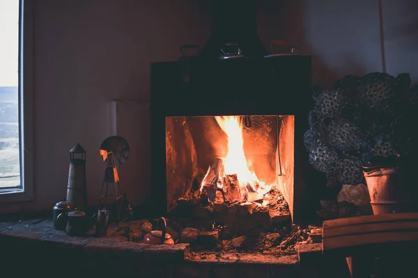 Brennholz brennt im Kamin — Stockfoto