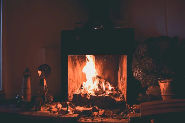 Brennholz brennt im Kamin — Stockfoto