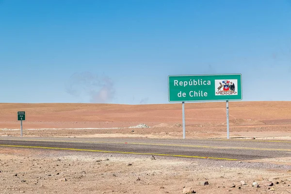 Bolivya giderken Atacama Çölü Dağları çöl geçiş yolu üzerinde 