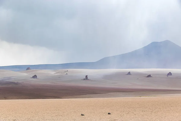 Salvador Dali pustyni, znany również jako Dali Valley, Uyuni w Boliwii — Zdjęcie stockowe