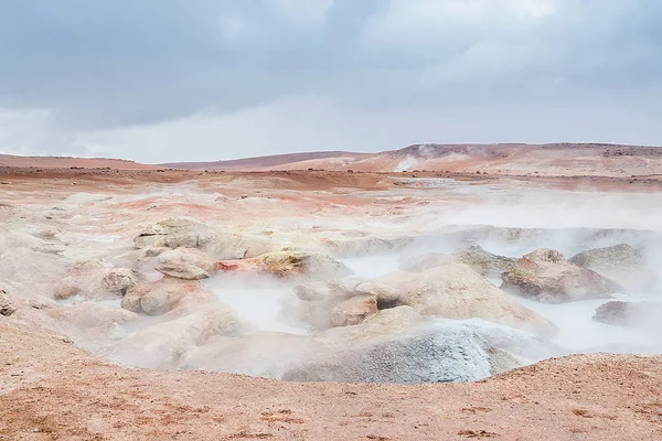 Termal kaynakları ve geysers 5 km irtifada Uyuni, Bolivya