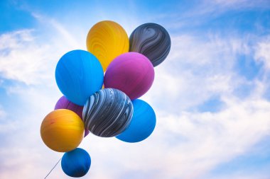 İle balon mavi gökyüzü üzerinde renkli