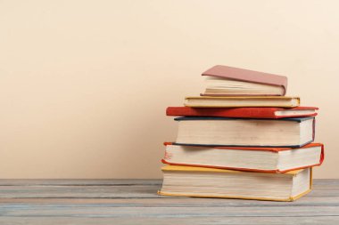 Kitap istifleme. Ahşap masa ve bej arka plan açık ciltli kitap. Okula dönüş. Kopya alanı reklam metni için
