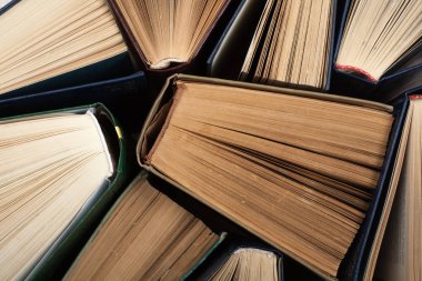 Eski kazık ve kullanılmış ciltli kitaplar 