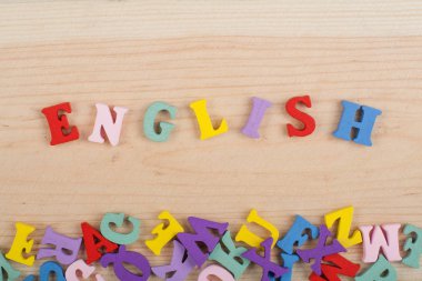 İngilizce sözcük renkli abc alfabe blok harfler ahşap arka plan, öğrenme İngilizce kavramı üzerinden oluşan