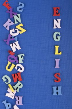 İngilizce sözcük renkli abc alfabe blok ahşap harfler üzerinde mavi arka plan, öğrenme İngilizce kavramı üzerinden oluşan
