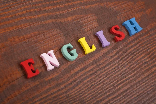 英语单词由五颜六色的 Abc 字母表块字母组成的木制背景 学习英语概念 — 图库照片