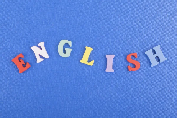 英语单词由五颜六色的 Abc 字母表块木字母在蓝色背景 学习英语概念 — 图库照片
