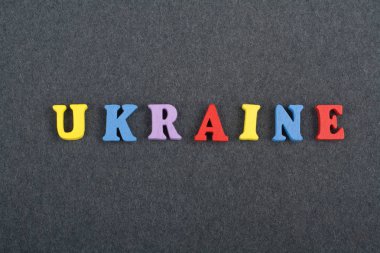 Ukraynalı kelime kara tahta arka plan üzerinde renkli abc alfabe blok ahşap harfler, reklam metni için kopya alanı üzerinden oluşur. Öğrenme İngilizce kavramı.