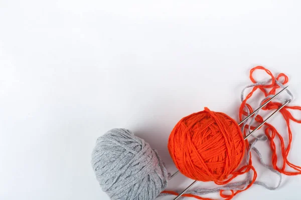 Bal van wol met spaken voor handgemaakte breien op houten tafel. Breien van wol en breinaalden. — Stockfoto