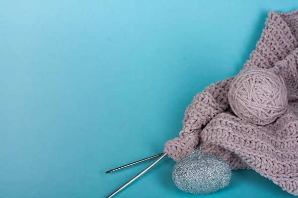 Balle de laine avec rayons pour tricoter à la main sur une table en bois bleu. Laine à tricoter et aiguilles à tricoter . — Photo