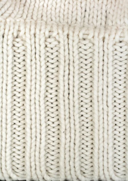 스웨터 나 스카프 천은 커다란 뜨개질을 한다. 셔츠의 배경에 돋보기 패턴이 있습니다. 뜨개질 할 때 사용하는 두뇌. 손으로 만든 양모 수제품 — 스톡 사진