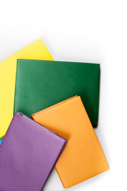 Beyaz arka plan üzerinde ciltli Kitaplar çok renkli. Okula dönüş. Metin için yer kopyalayın.