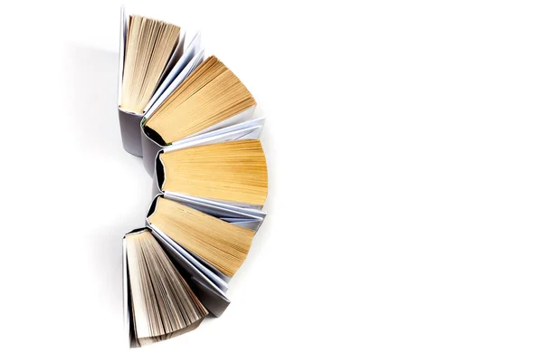 Üstten Görünüm bir daire içinde renkli ciltli kitapların. Açık kitap, fanlanan sayfa. Geri okul kopya alanı için. Eğitim arka plan.