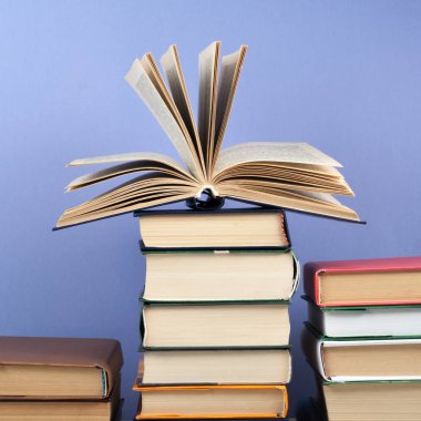 Açık kitap, ahşap masa üzerinde renkli ciltli kitap. Okula dönüş. Metin için yer kopyalayın. Eğitim iş kavramı.