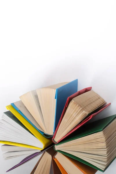 Üstten Görünüm bir daire içinde renkli ciltli kitapların. Açık kitap, fanlanan sayfa. Geri okul kopya alanı için. Eğitim arka plan. — Stok fotoğraf